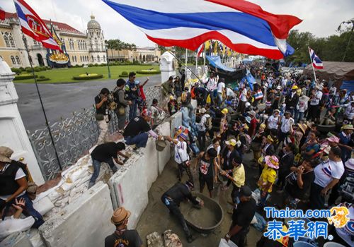 泰国政府和平清场没成效 反对派用水泥封总理府