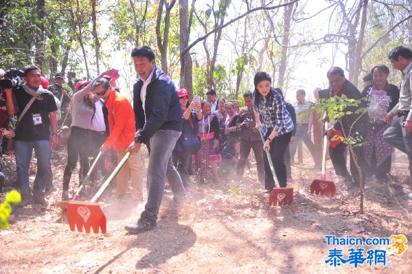 总理英拉亮相清迈主持对抗干旱和雾霾问题的会议