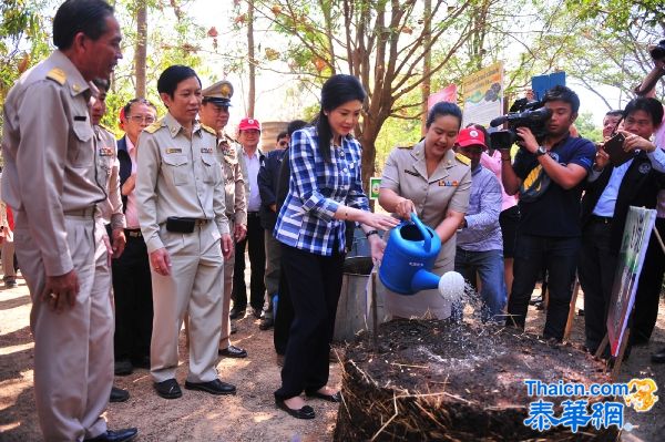 总理英拉亮相清迈主持对抗干旱和雾霾问题的会议