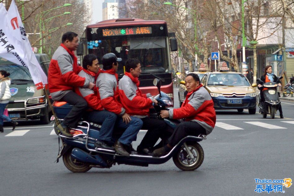 常德街头：五男骑一辆电动车