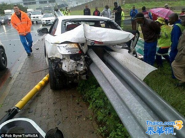 南非球员遭离奇车祸 爱车遭护栏刺穿