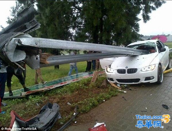 南非球员遭离奇车祸 爱车遭护栏刺穿