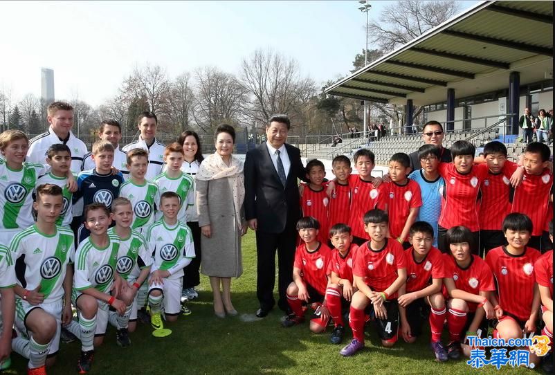 习近平看望在德国训练的中国少年足球运动员