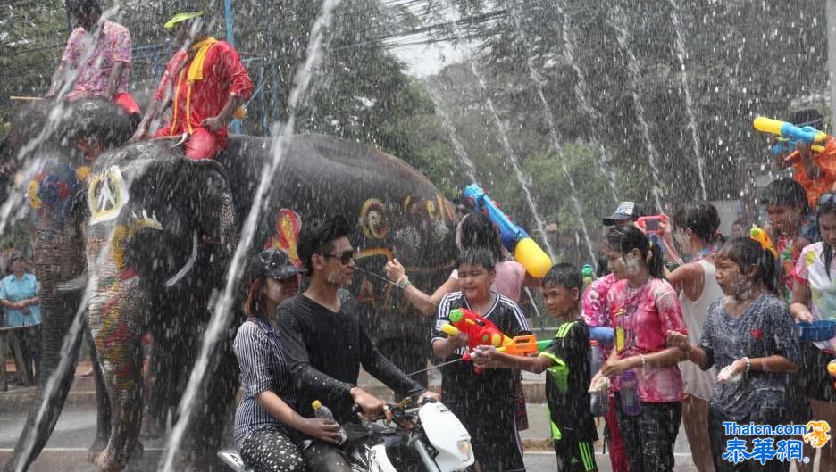 民众庆祝新年宋干节