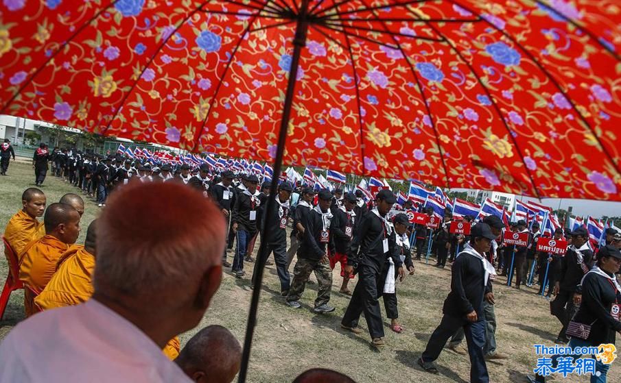 红衫人和“保卫国家民主”组织成员举行“阅兵”仪式 称要保卫英拉政府