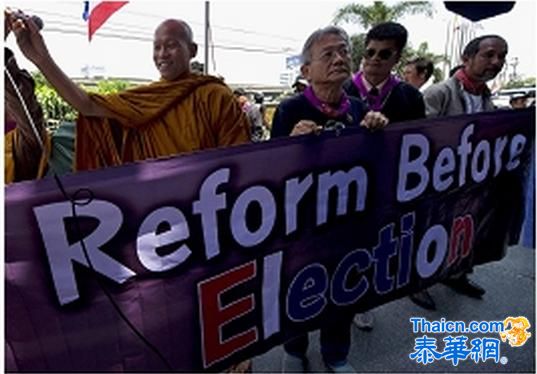 反政府示威领导人銮甫菩塔易沙拉高僧率众闹会场 贴反大选海报