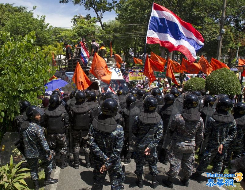 泰国看守总理与抗议人群周旋 逃往外地开会仍被扰