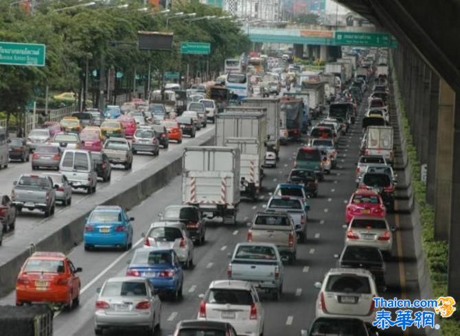 戒严令宣布后  封闭多条道路 曼谷交通更加拥堵