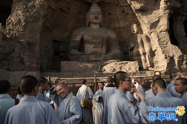 讲突厥语族语言的游牧民族在五、六世纪在金色砂岩上雕刻而成的云冈石窟