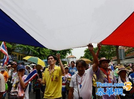 泰国军人戒严吁停对峙 素贴领导的反对派弃游行