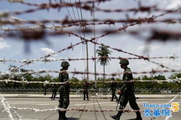 泰国军方宣布撑权秘密扣留各派大佬