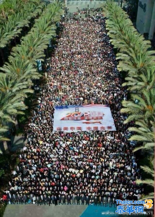 霸气!中国7000人旅行团在美唱国歌升国旗