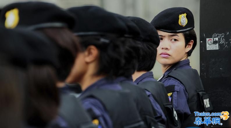 泰国女警封锁道路阻止示威活动