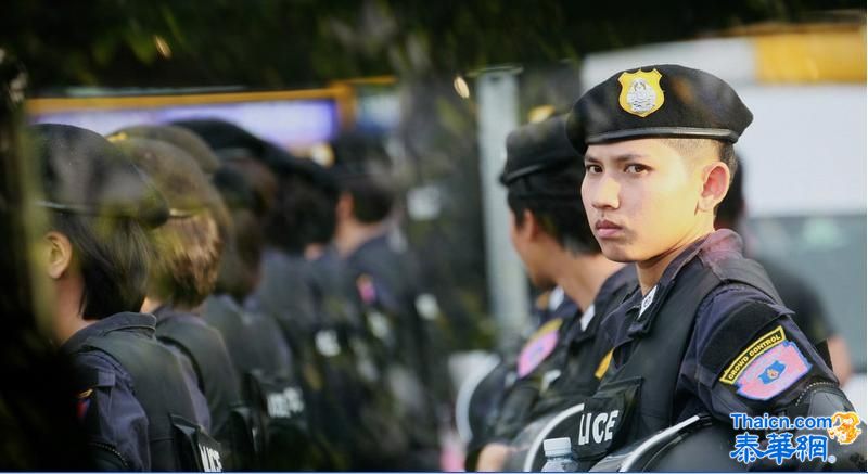 泰国女警封锁道路阻止示威活动