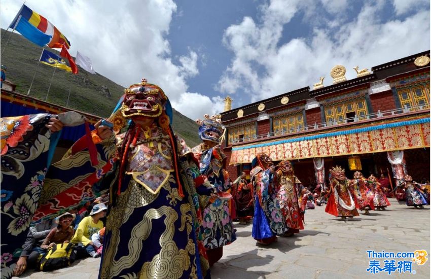 西藏噶玛噶举派祖寺楚布寺举行跳神仪式