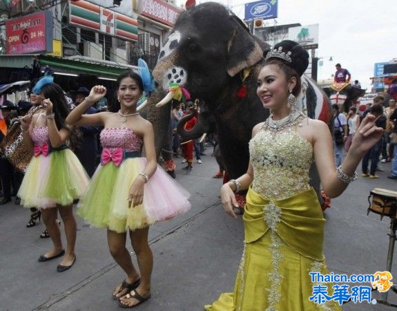 泰国办大象足球赛促进旅游业恢复