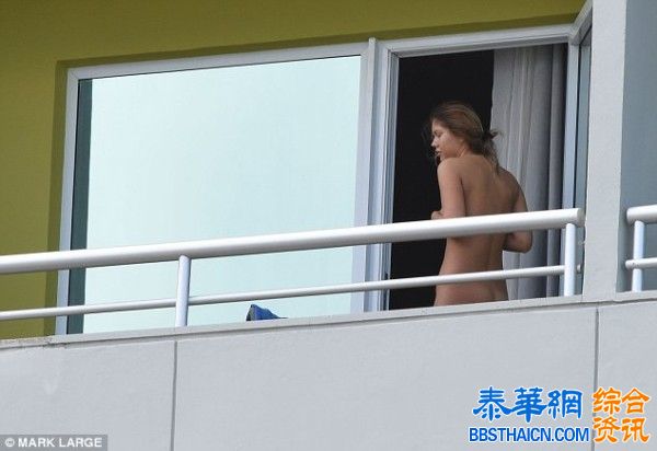世足》分心了...裸女隻手遮奶现身英格兰练球场地