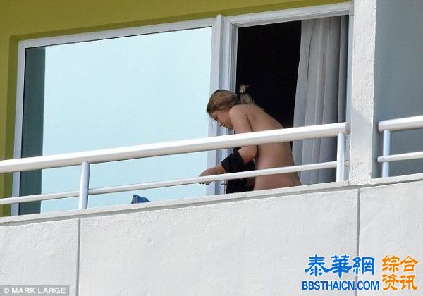 世足》分心了...裸女隻手遮奶现身英格兰练球场地