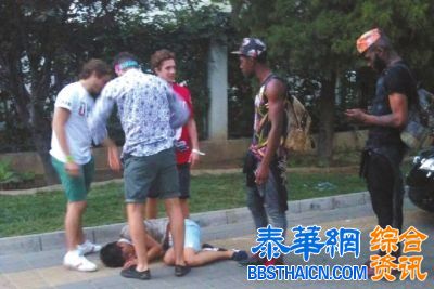 北京6名外籍男子当街肩扛脚踏醉汉拍照 态度蛮横