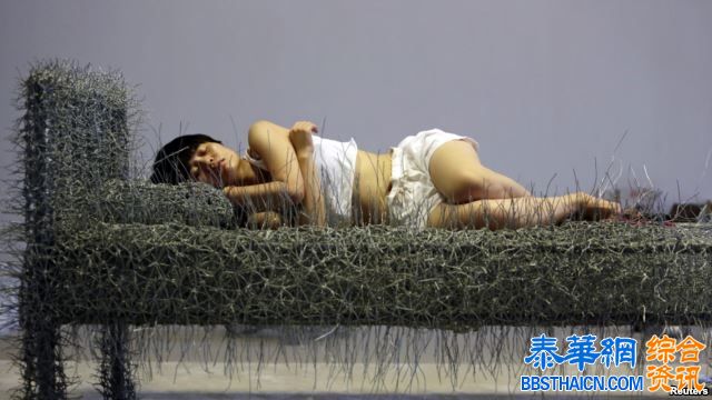 80后女艺术家裸睡钢丝床，色情还是艺术？