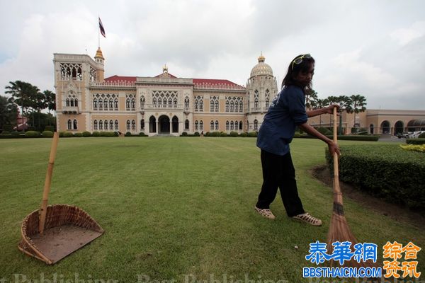 今日上午在陆军署举行 临时总理恭迎圣旨仪式 拒绝记者入内