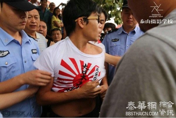 中国男子穿「旭日旗」惹争议 遭民众强行脱衣