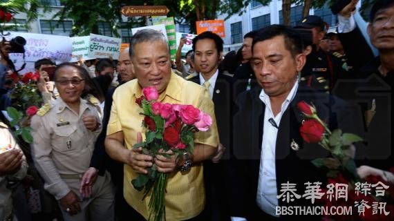 曼谷市长素坤攀亲王复职   与支持者赴曼谷市政府敬拜神龛