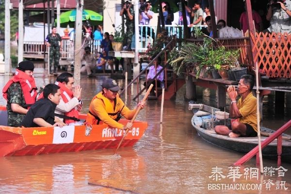 巴育赴素可泰府视察灾情    向灾民分发赈济品