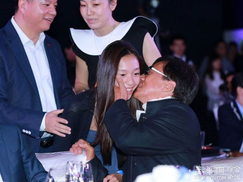 成龙不受儿子影响 慈善夜再与美女贴面飞吻