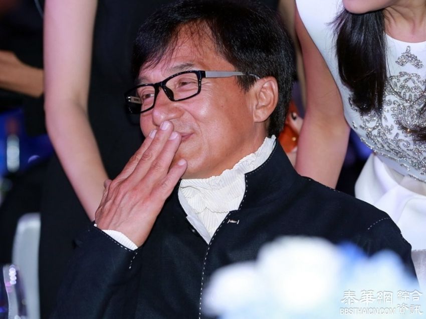 成龙不受儿子影响 慈善夜再与美女贴面飞吻