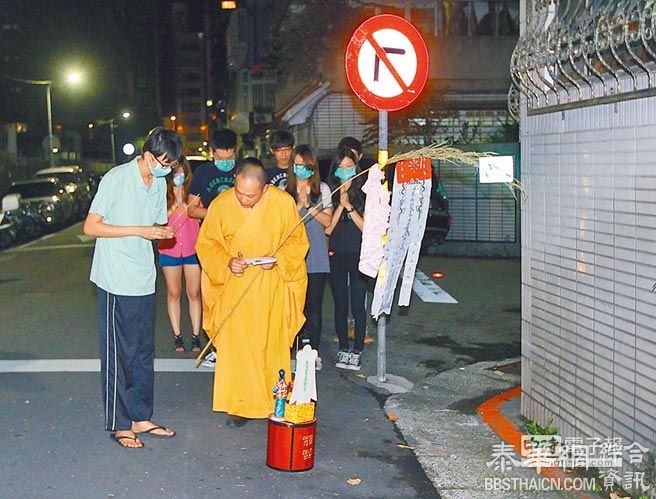 强拍爱爱照 女砸相机 男萌杀机