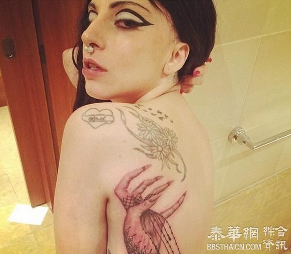 Lady Gaga当众光腚 众人看醉 目送肥臀