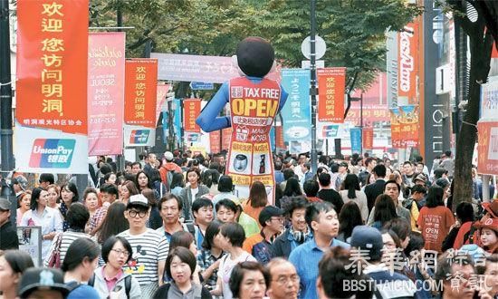 16万中国人涌入韩国 游客排满一整条路