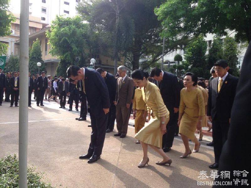 巴育上将带领内阁及维和委诸位主要领导人来到诗里叻医院 祈祝皇上陛下圣体安康