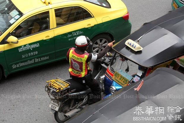 民众严厉攻击 一万铢奖励交警