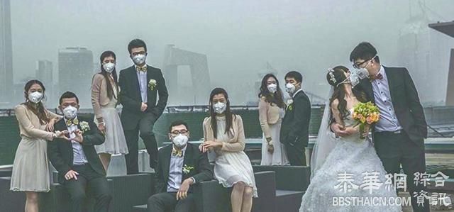 北京雾霾婚礼 新人隔口罩接吻
