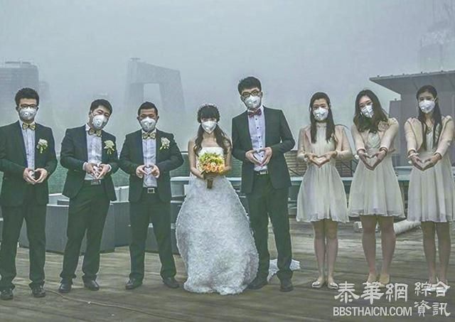 北京雾霾婚礼 新人隔口罩接吻