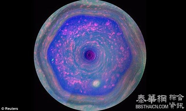 来自星星的万圣节：木星表面卫星阴影形成巨眼