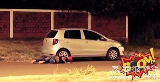 一男两女车震遭人放烟花 三人裸身逃窜