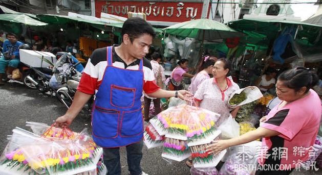 水灯节曼谷人们举办各种活动庆祝 以示对河流女神帕美Khongka感激之情