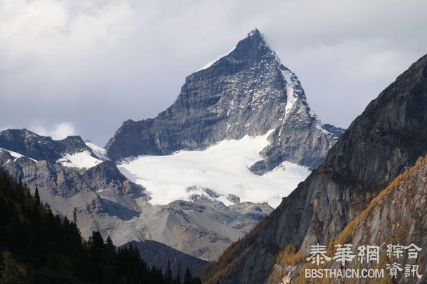 海拔6000米以上的美丽雪峰