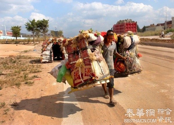 广西男子徒步6年扛屋回家 一天走15公里