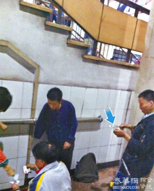 北京乞丐牛啊 拿iPhone6拍数钱照