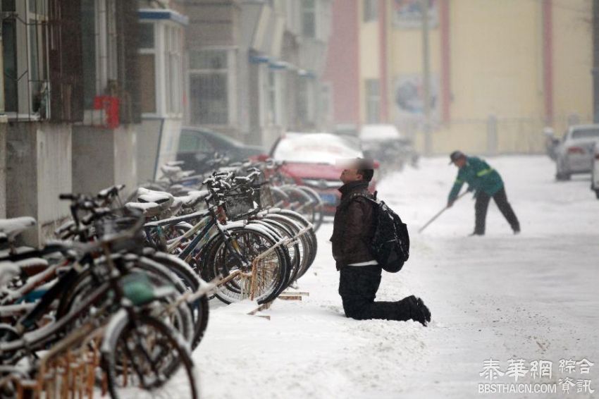 痴情男雪中跪2小时 求见女友未如愿