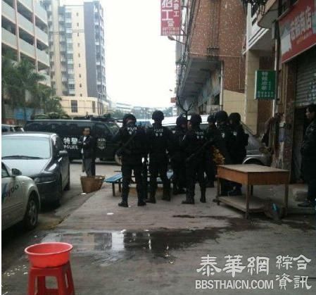 东莞一男子进工厂劫持女工 正与特警对峙