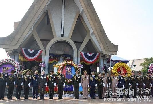 军方统帅祭拜先烈 最高统帅：军人议员支持政府