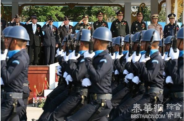 皇上御赐枢密院大臣素拉育鲜花祭奠先烈   退伍军人日 献花胜利碑