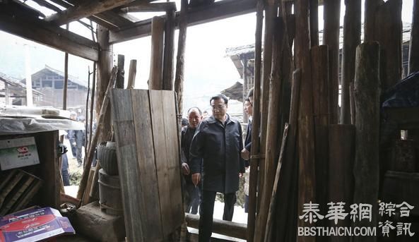 中国总理李克强看望贫困户 对负责人说:透风漏雨怎么住人