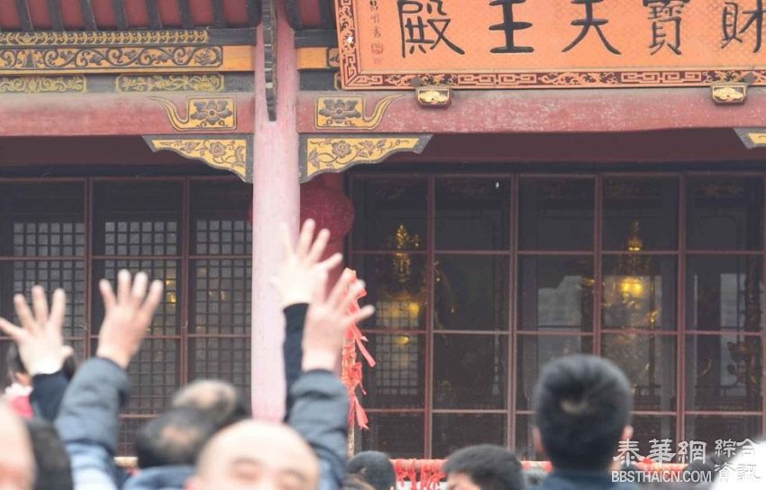 香客在武汉寺庙祈福扔硬币 工作人员戴头盔清理