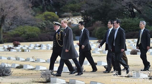 威廉王子横滨英联邦阵亡者墓地献花